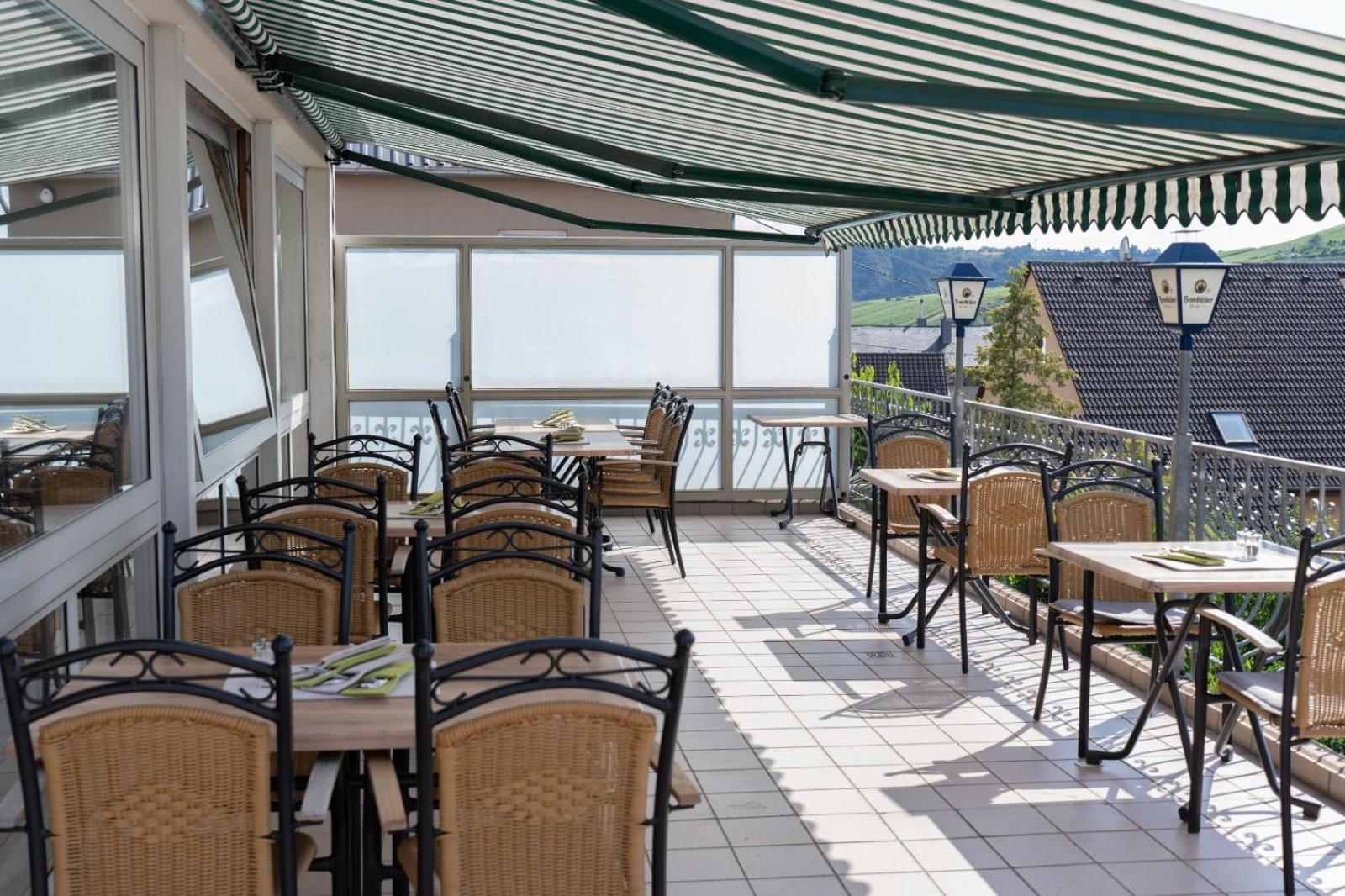 Hotel Restaurant Moselblick Wintrich Exterior photo