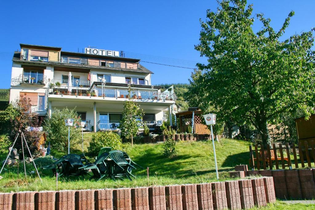 Hotel Restaurant Moselblick Wintrich Exterior photo